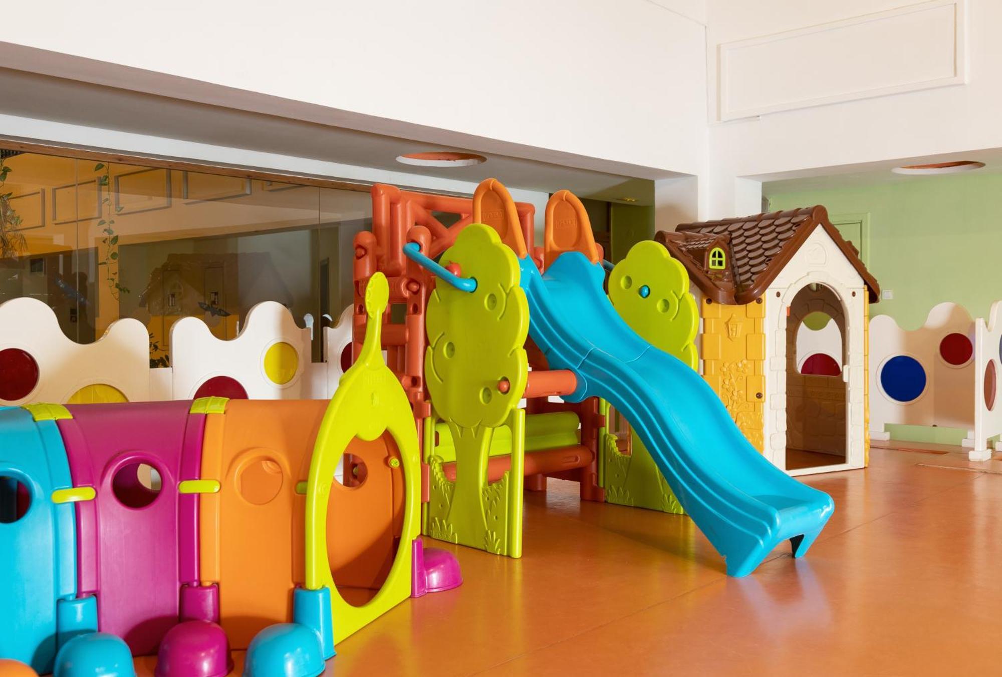 Moevenpick Resort & Marine Spa Sousse Eksteriør billede A slide in a playroom